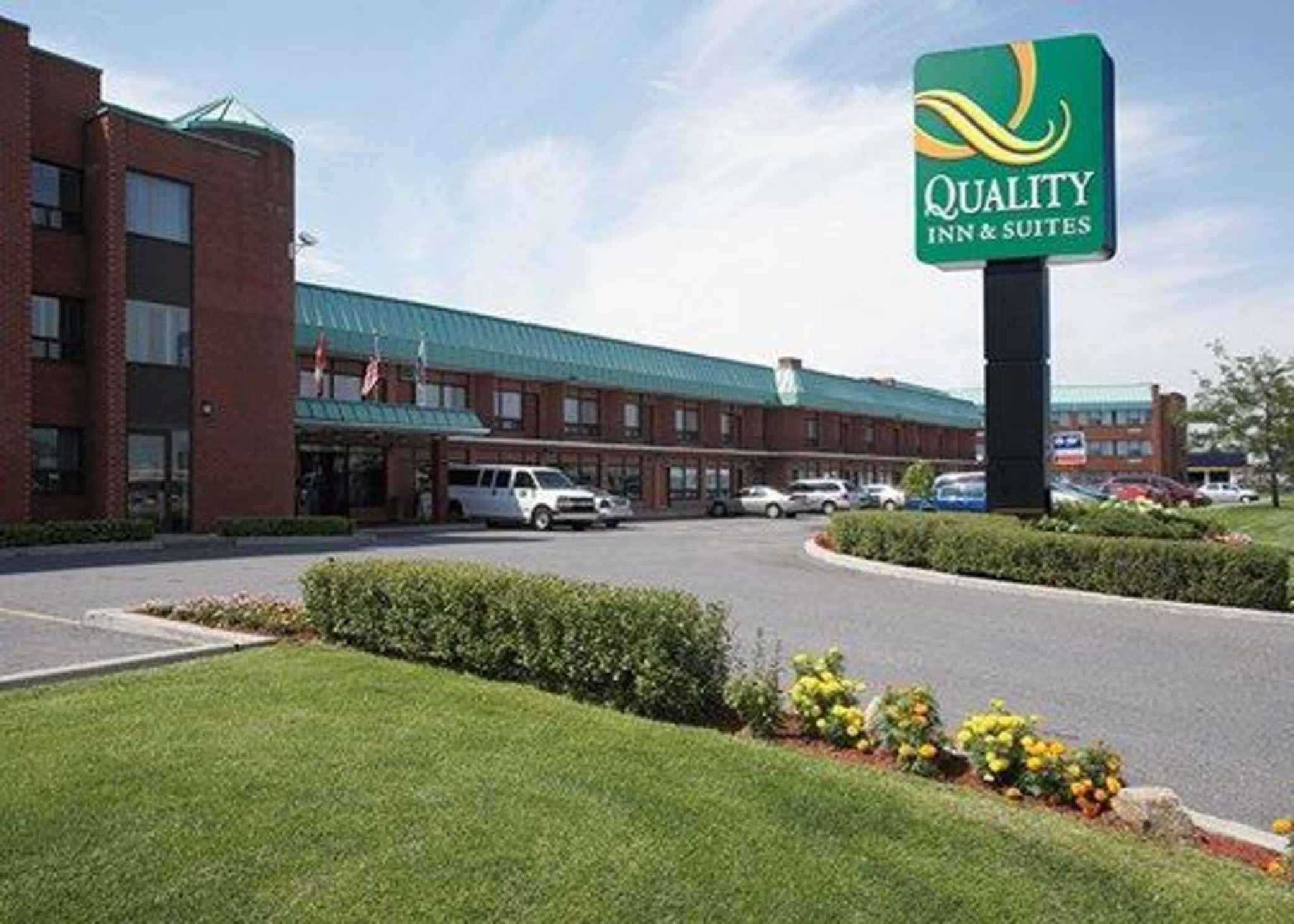 Quality Inn&Suites Aéroport P.E. Montréal-Trudeau Airport Dorval Esterno foto